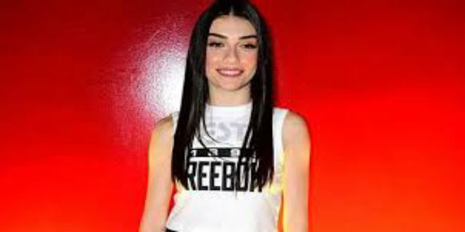 Hazar Ergüçlü'nün İç Çamaşırsız Pozları!.