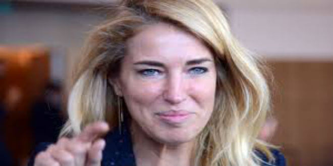 Burcu Esmersoy,Fotoğraflar İçin Harekete Geçti!..