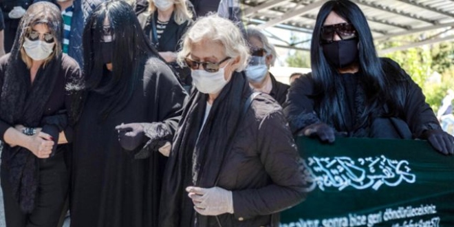 Bülent Ersoy'un Annesine Duası Düşündürdü