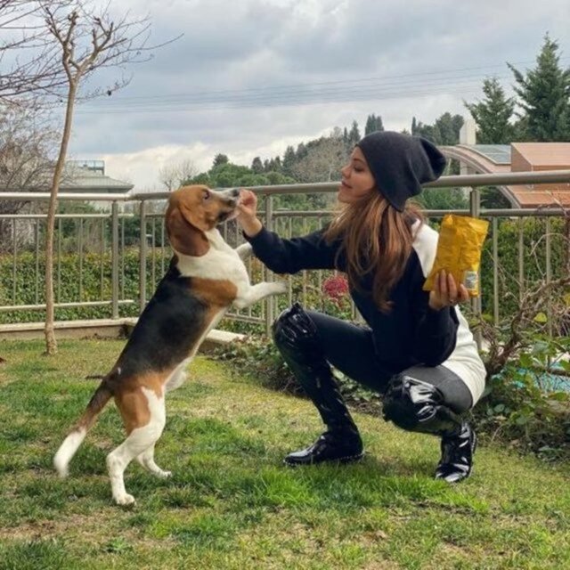 Hilal Altınbilek ve köpeği
