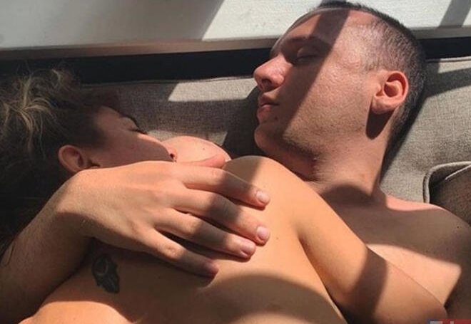 Edis'in Bir kadınla Yarı Çıplak Pozu