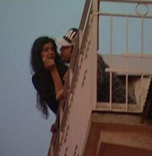 Berrak Tüzünataç Şahan Gökbakar balkonda 