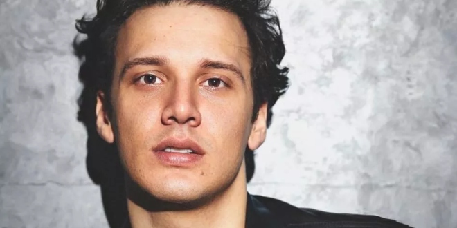 Edis'in Yatak Pozundaki Gizemli Kadının Aybüke Arbele Olduğu Ortaya Çıktı