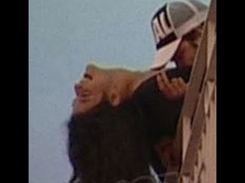 Berrak Tüzünataç Şahan Gökbakar balkonda öpüşme