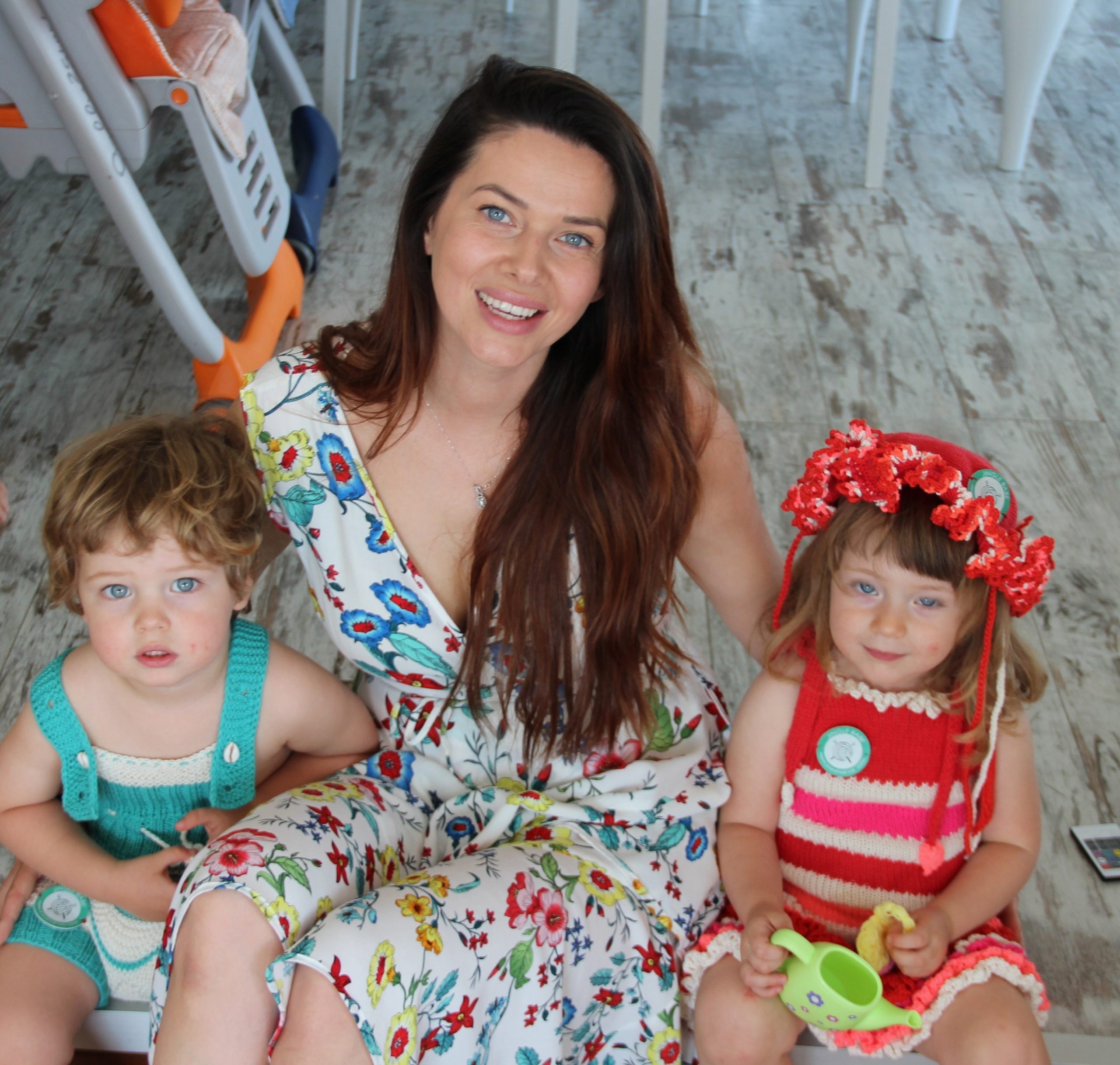 Çocuklarıyla Kamera Karşısında