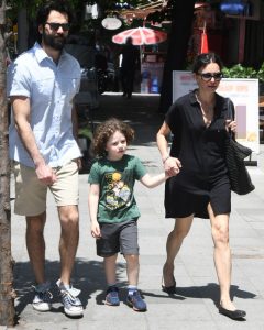 Hande Ataizi Kimdir?