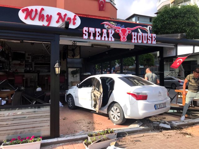 Araç Restorana Girerek Durabildi
