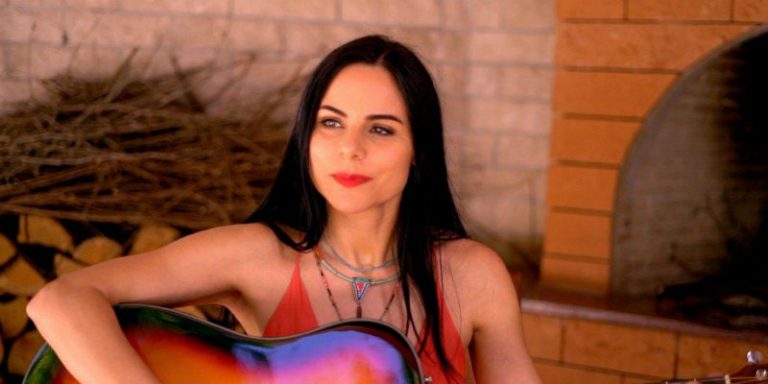 Şenay Lambaoğlu Yepyeni Bir Tekli Çıkardı! Müzik İyileştirir Şarkısının Klibi Yayınlandı!