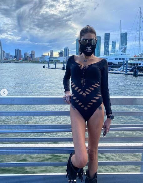 Süreyya Yalçın'ın Maskeli Sahil Pozları