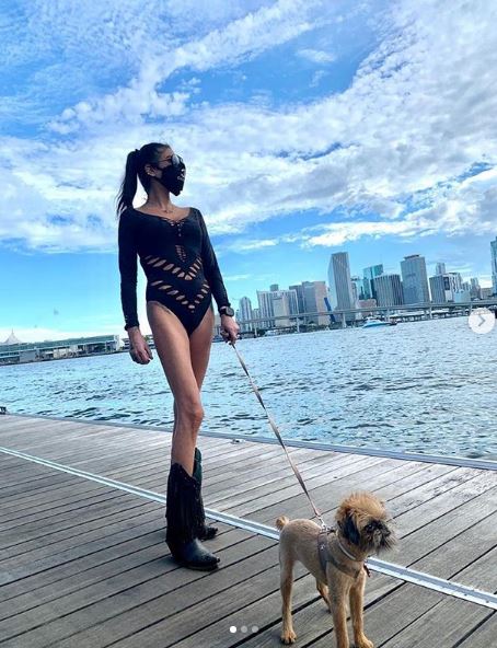 Süreyya Yalçın'ın Maskeli Sahil Pozları