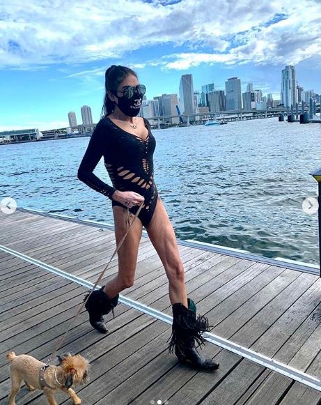 Süreyya Yalçın'ın Maskeli Sahil Pozları