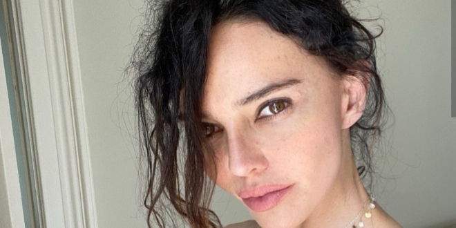 Hande Ataizi Yıktı Geçti..