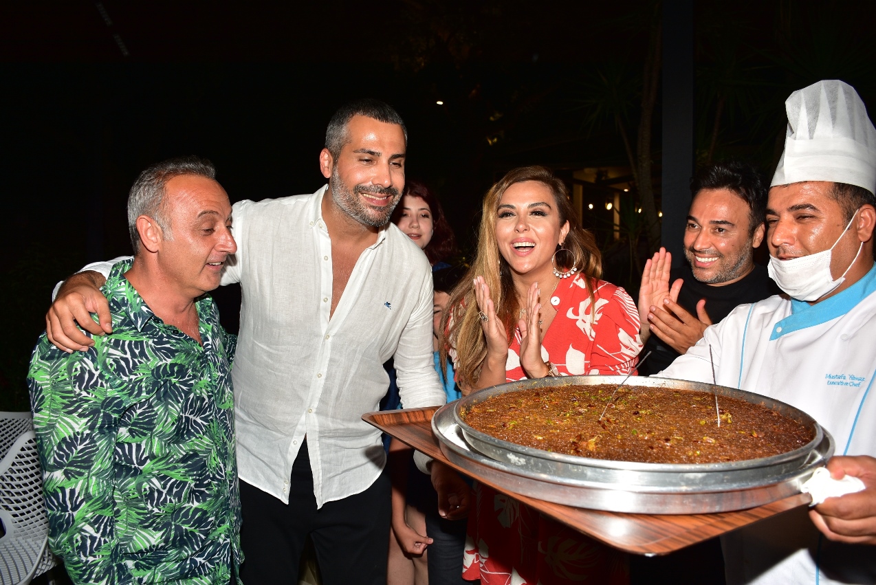 Aslı Hünel Ve Savaş Yurtsever Sürpriz Doğumgünü 