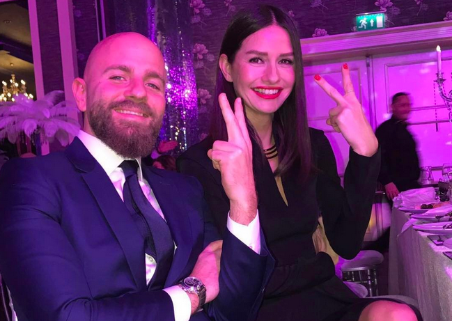 Yasemin Özilhan Eşi İzzet Özilhan'ın Evlilik Pozları