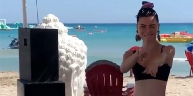 Merve Boluğur’un Bikinili Sahil Dansı Sosyal Medya’da Çalkalandı!