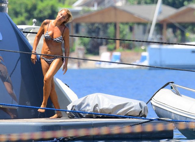 Pınar Altuğ siyah beyaz bikinisiyle duş alırken