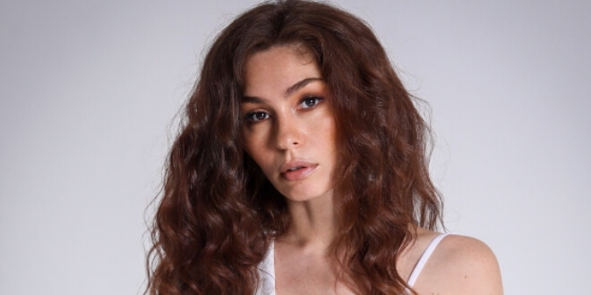 Çağrı Müftüoğlu Yeni Tarzıyla Dikkatleri Çekiyor