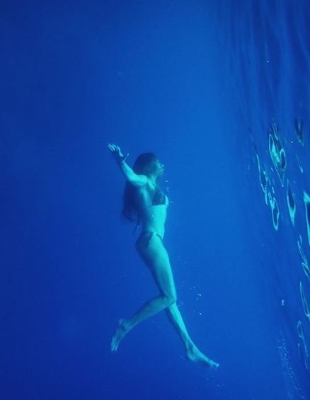 Serenay Sarıkaya'nın Leopar Desenli Su Altı Pozları