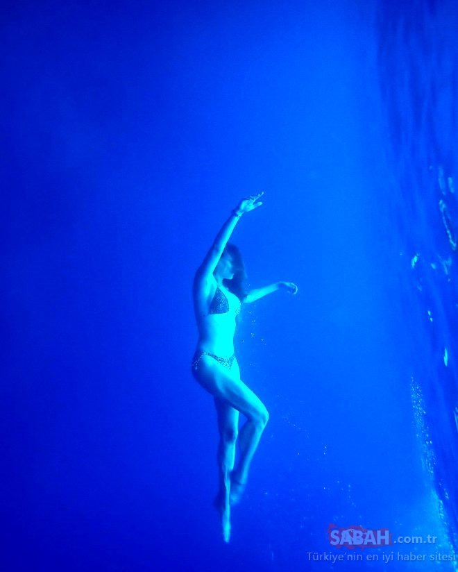 Serenay Sarıkaya'nın Leopar Desenli Su Altı Pozları