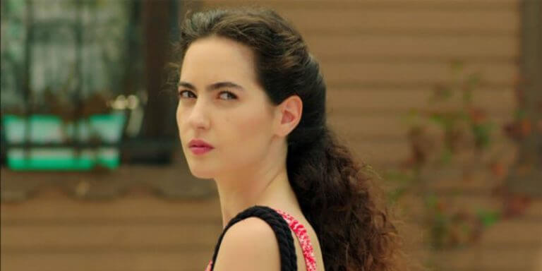 Çatı Katı Aşk 6. Bölüm Fragmanı Yayınlandı Mı? Ayşen Aşkını Kalbine Gömüyor!