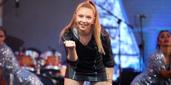 Ece Seçkin İmza Attı.