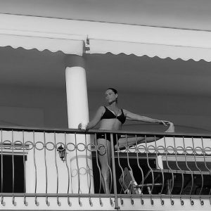 Hülya Avşar, Balkonda Egzersiz Yaparken Görüntülendi!