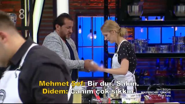 Yemeğini hazırlarken parmağını kesen Didem Devay parmağını kesti