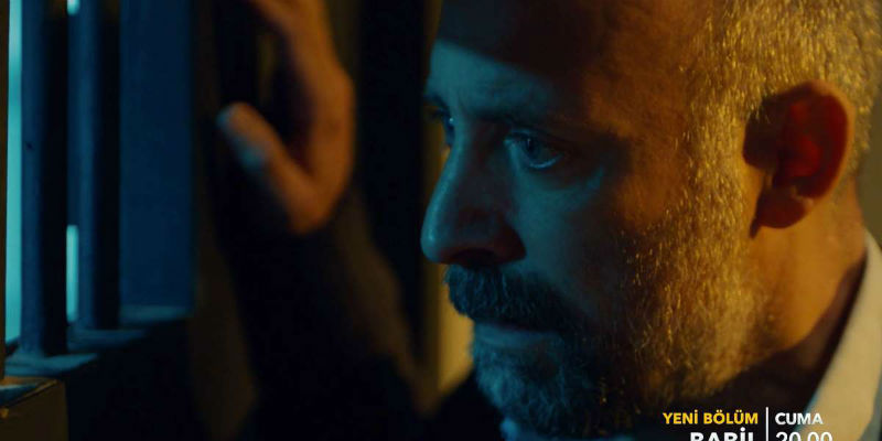 İrfan En Yakın Arkadaşıyla Karısının İhanetini Öğreniyor