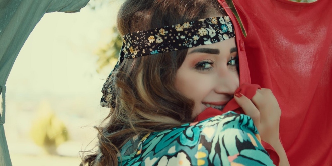 Hem Yazıyor Hem Söylüyor