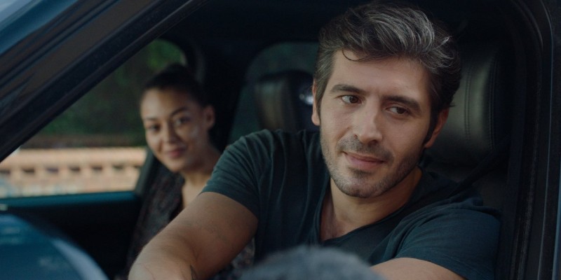 Ömer Rüya'yı Mahallesine Götürüyor