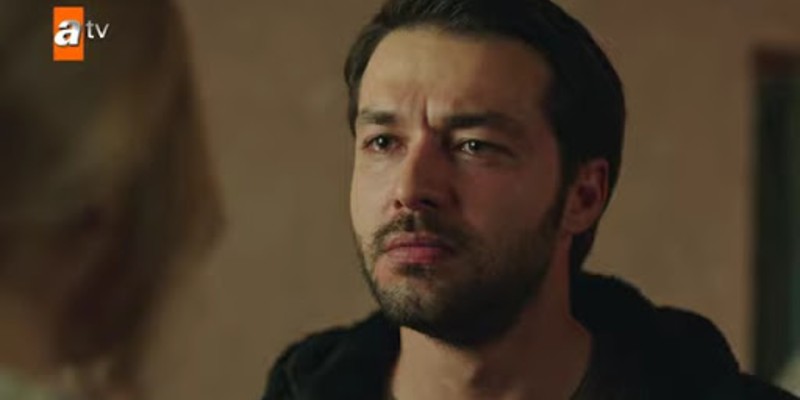 Mustafa Maria'ya Mutluluklar Dileyip Ayrılıyor