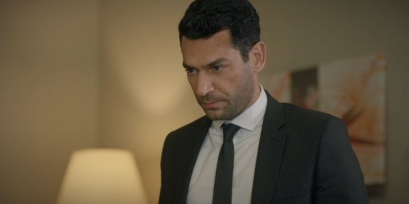 Ramo Sarraf'la Tanışıyor Ve Sırlarını Öğreniyor