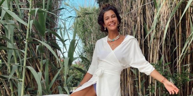 Berrak Tüzünataç Soyundu