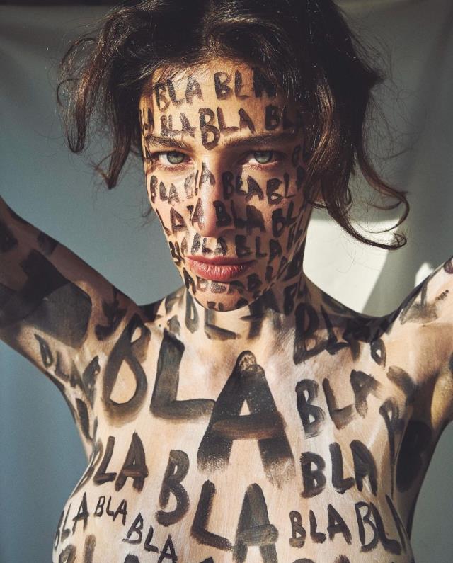 Berrak Tüzünataç'ın Paylaştığı Çıplak Pozları