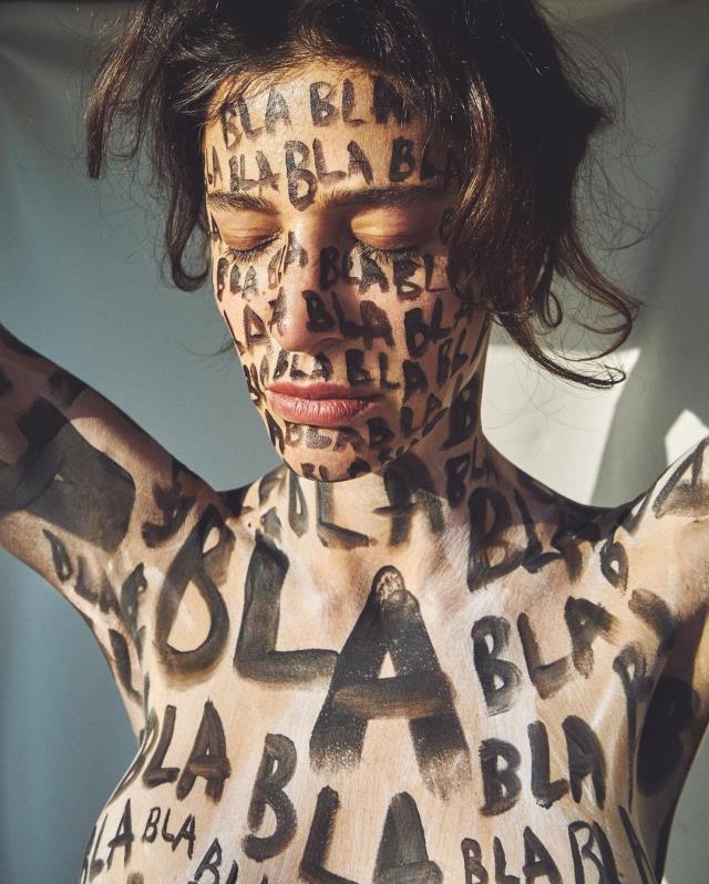 Berrak Tüzünataç'ın Paylaştığı Çıplak Pozları