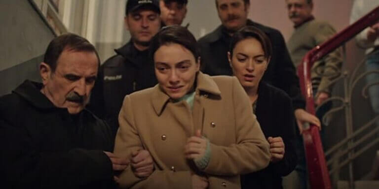 Masumlar Apartmanı 13. Bölüm Fragmanı Yayınlandı Mı? Gülben Esra’yı Darp Etmekten Göz Altına Alınıyor!