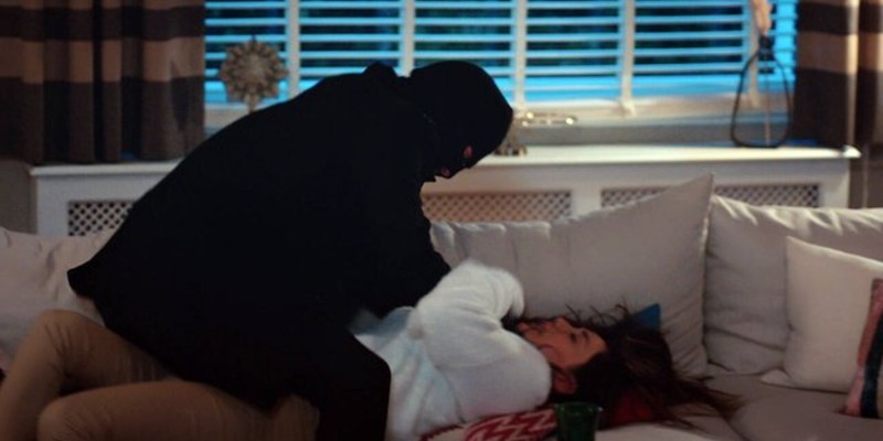 Asya Kendisine Saldıran Kişiyi Yaralıyor