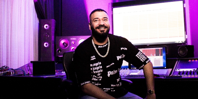 Kendine Şarkı Yazdı...