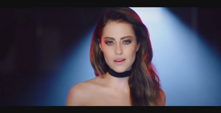 Derya Uluğ Akustik Performansı ile Beğeni Topladı