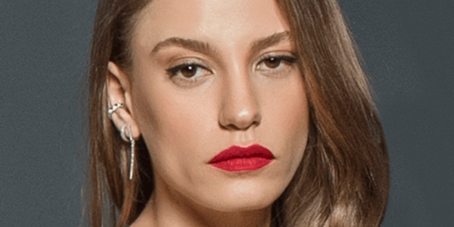 Serenay Sarıkaya 'nın Sütyensiz Paylaşımı