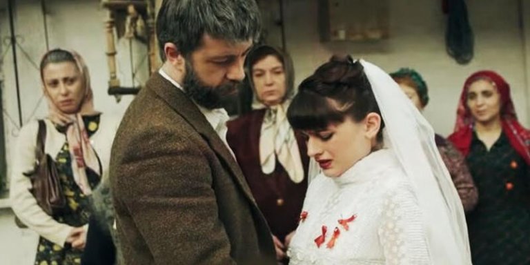 Kırmızı Oda 26. Bölüm Fragmanı Yayınlandı Mı? Kumru Nasıl Korka Korka Evlendiğini Anlatıyor!