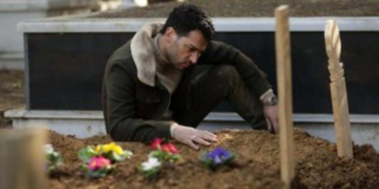 Ramo 32. Bölüm Fragmanı Yayınlandı Mı? Ramo Sibel’in Mezarında Göz Yaşı Döküyor!