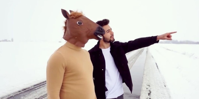 At Kafasıyla Klip Çekti