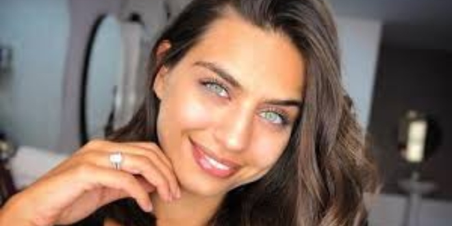 Amine Gülşe 'nin Ev Pozu