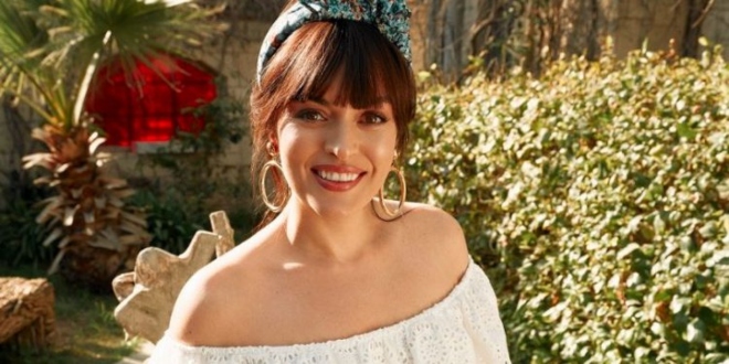 Ezgi Mola Kendi Kreasyonu İçin Objektif Karşısına Geçti