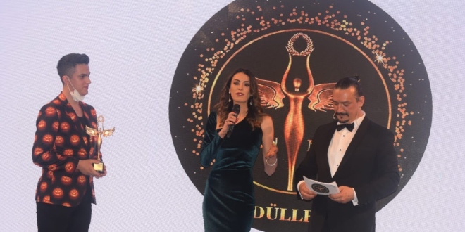 İsmail Gökgez' den Kanal D 'ye Ödül...