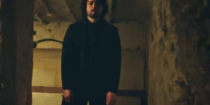 Han Esra'yı Mahzene Mi Kapatıyor