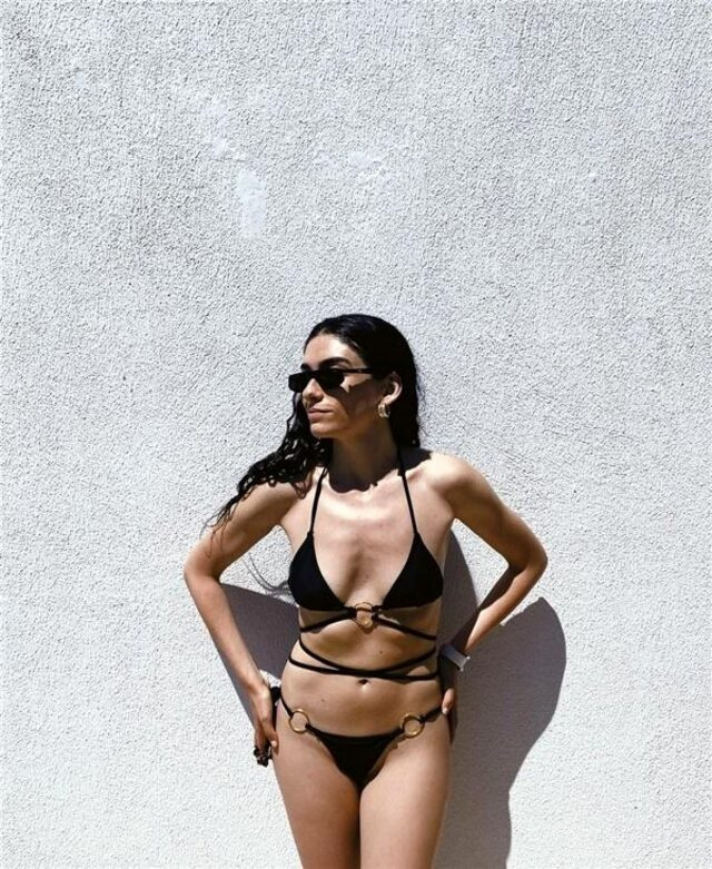 Hazar Ergüçlü'den Bikinili Paylaşım