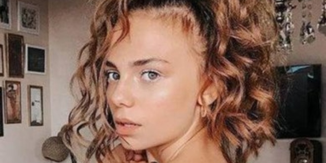 Bahar Şahin Ünlü Futbolcuyla Aşkını İlan Etti