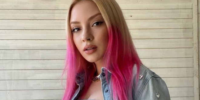 Ece Seçkin Sosyal Medyayı Salladı